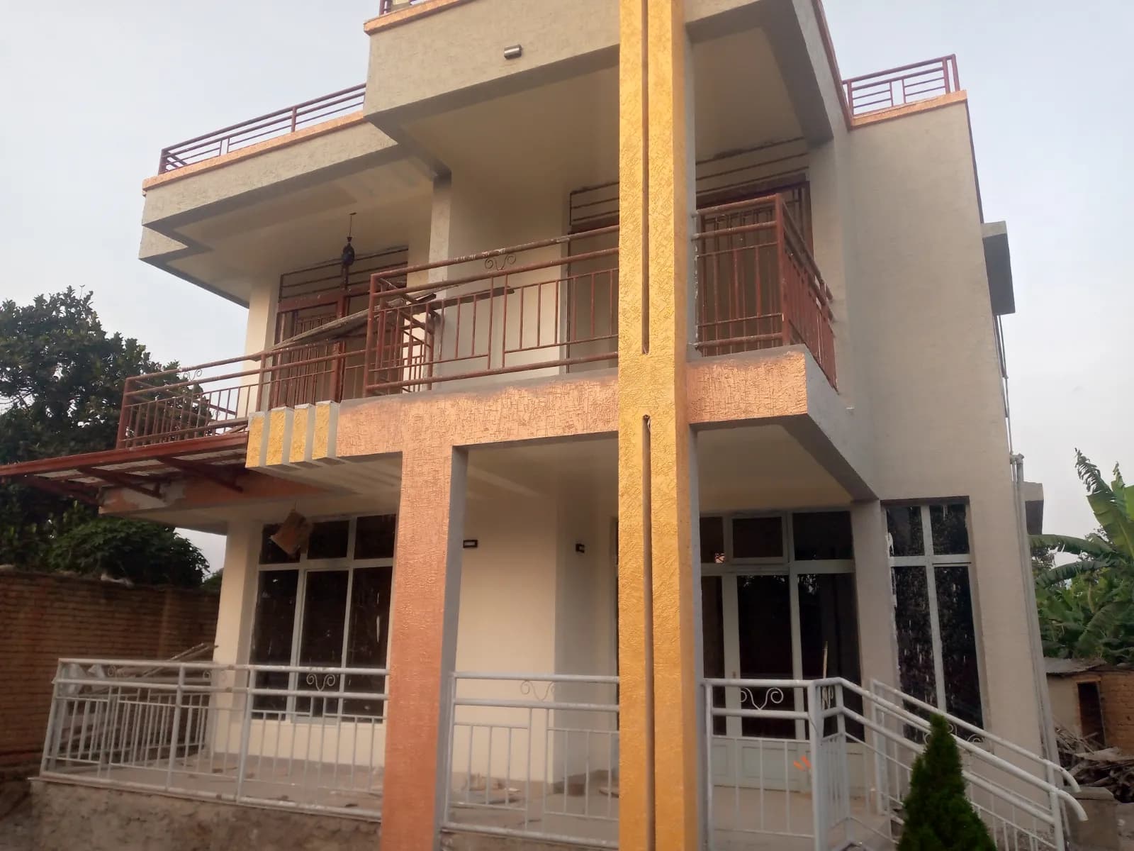 Dutanga serivise ziryanye n' ubwubatsi bwa amazu kuva kugitekerezo kugeza inyubako itangiye gukoreshwa. for sale in Kigali